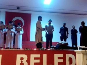 Kutlu Doğum Programı Ayakta Alkışlandı