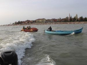 Su Bisikletiyle Gölde Mahsur Kalan Üç Kişiyi Balıkçı Teknesi Kurtardı