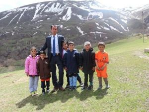 Armağan, Köprüköy Yılanlı İlkokulu Öğrencilerini Sevindirdi