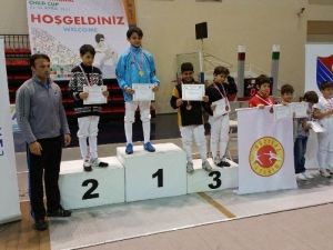 Minik Eskrimciler, Alanya’da Kürsüye Çıktı