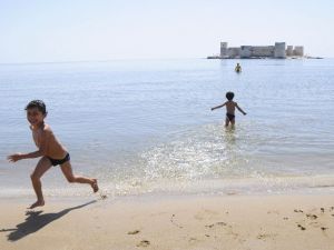 Kızkalesi’nde Deniz Sezonunu Çocuklar Açtı