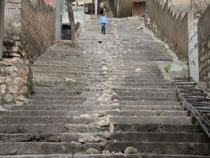 Merdivenler Mardin Taşları İle Süsleniyor