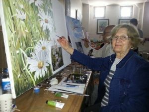 77 Yaşındaki Ayten Teyze Resim Yaparak Hayat Buluyor