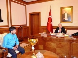 Ayyıldız’lı Sporcular Vali Kamçı’yı Ziyaret Etti