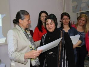 Solin Çocuk Oyun Evi’nde Yüzme Öğrenen 42 Kadına Katılım Belgesi Verildi