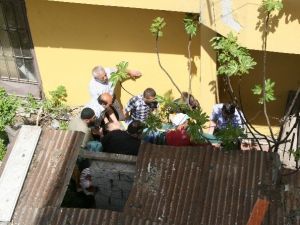 Pencereden Bakarken Aşağı Düştü