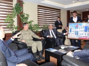 Vali Altıparmak, Çat Belediyesi’ndeydi