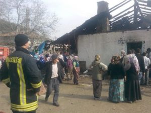 Tosya’nın Ekincik Köyünde Çıkan Yangında 3 Ev Yandı, 20 Hayvan Telef Oldu