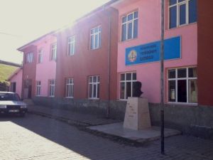 Gediz Shmyo Öğrencilerinden Yenigüney Köyü Anasınıfına Yardım Eli