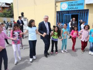 Başkan Aydın, Öğrencilerle Halay Çekti