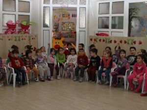 Sevgi Eli Miniklerle Buluştu