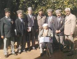 Eşinin madalyasını teslim aldı