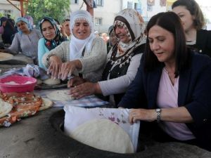 Akdeniz Belediyesi, Karaduvar’a Ekmek Tandırı Yaptı