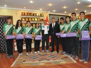 Başkan Tuna, 1.lig’e Yükselen Bocce Takımını Kutladı