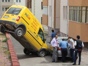 PTT Aracı Sitenin Duvarında Asılı Kaldı