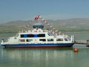 Parçaları Tır’larla Taşınan Vapur, Malatya’da Karakaya Gölü’ne İndirildi