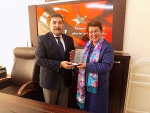 Hayırsever Fernur Sözen’e İlçe Milli Eğitim Müdürlüğü Tarafından Plaket Verildi