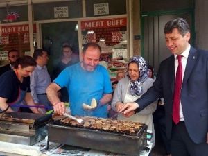 Ak Parti Adayından Bedava Köfte Ekmek