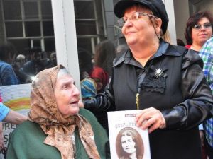 100 Yaşındaki Annesinin Hayatını Yazdı