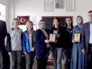 Yolda Buldukları 10 Bin Doları Polise Teslim Ettiler