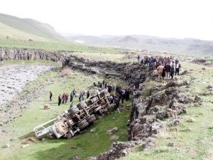 Kayalıklardan Düşen Kamyonda Sıkışan Şahıs Kurtarıldı