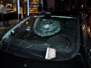 Apartmandan Seyir Halindeki Aracın Üzerine Sıva Parçası Düştü