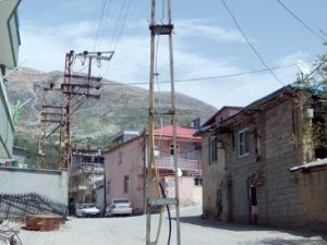 Yol Ortasındaki Elektrik Direği Trafiği Tehlikeye Düşürüyor