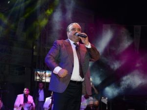 Sahne Direğinde Konser