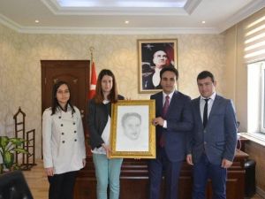 Öğretmenlerden Kaymakama Anlamlı Hediye