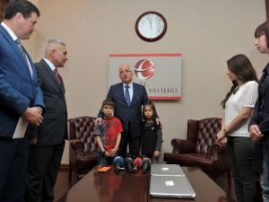 O Çocukla Kardeşine Bir Hediye De Bakan Yılmaz’dan