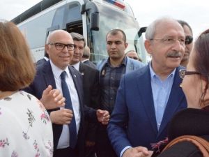 Öğrenciye Burs Veren Apartmana Plaketini Kemal Kılıçdaroğlu Verdi