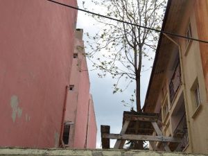 Askeri Lojmana Tutturulan HDP Bayrakları Kaldırıldı