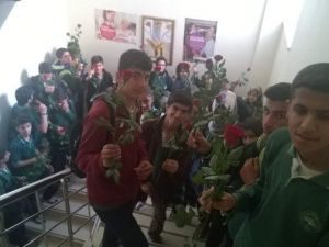 Hastalar Güllerle Sevindirildi