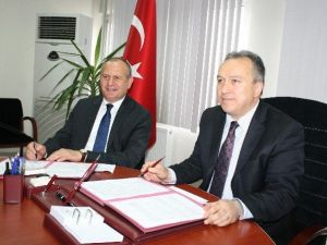 Vali İle Başkan 2 Ayrı Protokol İçin Masaya Oturdu