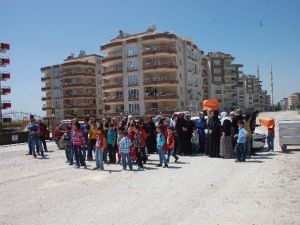 Kadınlar Ve Çocuklar, Tozlu Yolda Eylem Yaptı