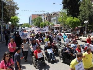 Engelliler Ve Yabancı Öğrenciler Kortejde Buluştu
