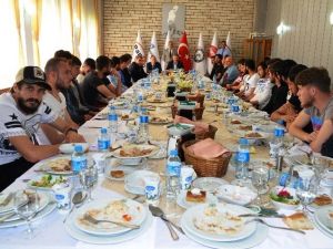 Kayseri Şeker Spor’da Kahramanmaraş Büyükşehir Belediyespor Maçı Öncesi Moral Yemeği