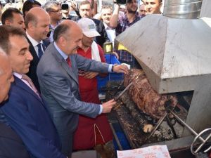 Bakan Müezzinoğlu Cağ Döneri Kesti