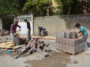 Cadde Ve Sokaklara Kaldırım Yapılıyor
