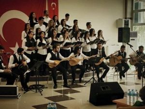 Üniversitesi Öğrencilerinden Türk Halk Müziği Konseri