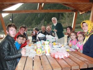 AK Parti Trabzon Milletvekili Adayı Ayşe Sula Köseoğlu, 3 İlçede Sürdürdüğü Seçim Çalışmalarında Muhalefeti Eleştirdi