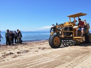 Sarımsaklı’da Kumsal Temizleniyor