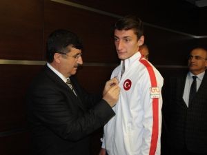 Vali Öz, Dünya Şampiyonlarına Altın Hediye Etti