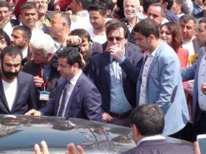 Demirtaş: “Gelin Taksim’deki Bariyerleri Kaldırın”