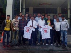 Futbolculardan, Kulüp Yöneticilerine Teşekkür Ziyareti