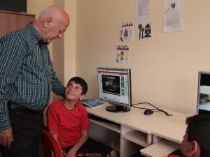 AK Parti’li Aday Uçma, Çocuklarla Aynı Sırayı Paylaştı