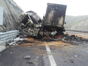 Tır İle Kamyon Çarpıştı, Baba Oğul Yanarak Öldü