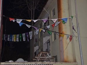 Bilecik HDP Binasına Asılan Bayrakları İndirmeye Çalışan Gruba Polis Müdahale Etti