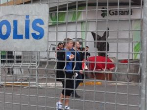 Taksim’de Turistlere ‘Bariyer’ Engeli