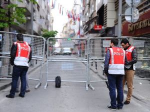 İstanbul Polisine Kırmızı Yelek